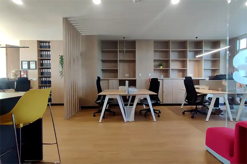 cowork lavra com postos fixos e sala de reuniões